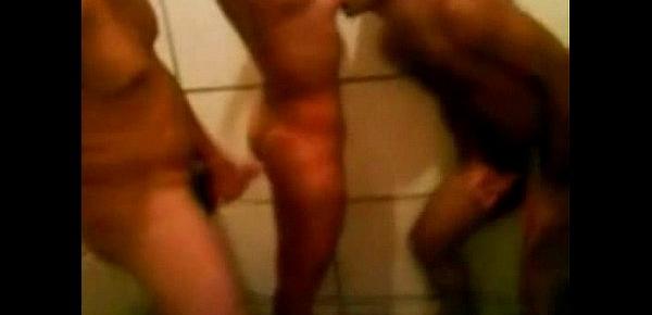  Novinha fodendo com 2 homens no chuveiro